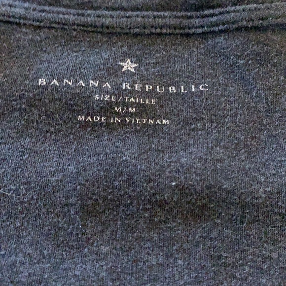 2/20 🧡 Banana Republic Grey V Neck T - Picture 2 of 4